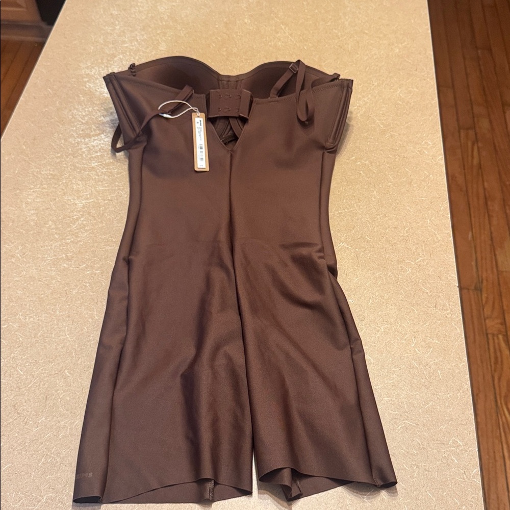Skims body underwire mid thigh bodysuit 
One large cocoa - Picture 4 of 4